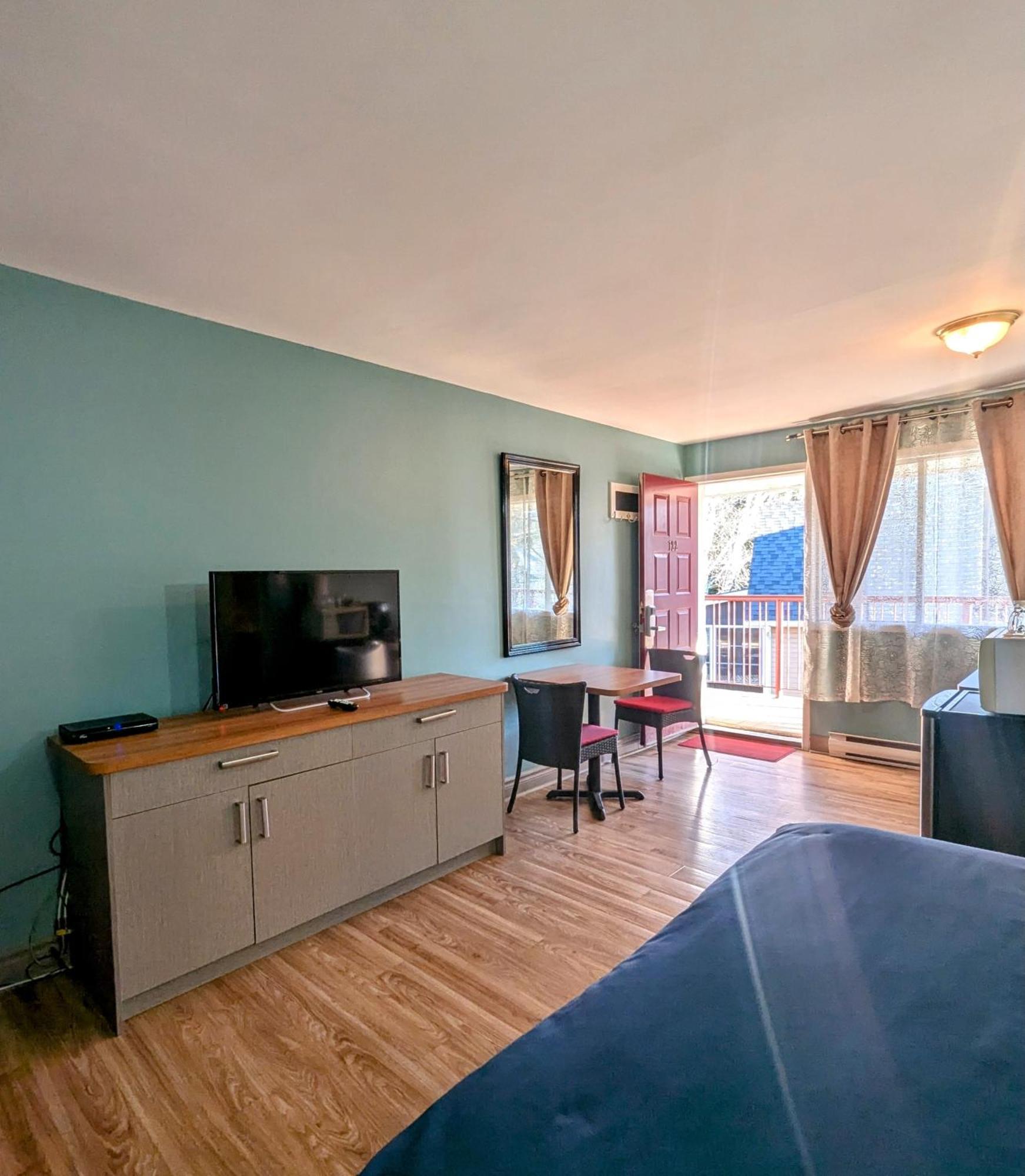 Motel Des Pentes Et Suites Saint-Sauveur ภายนอก รูปภาพ