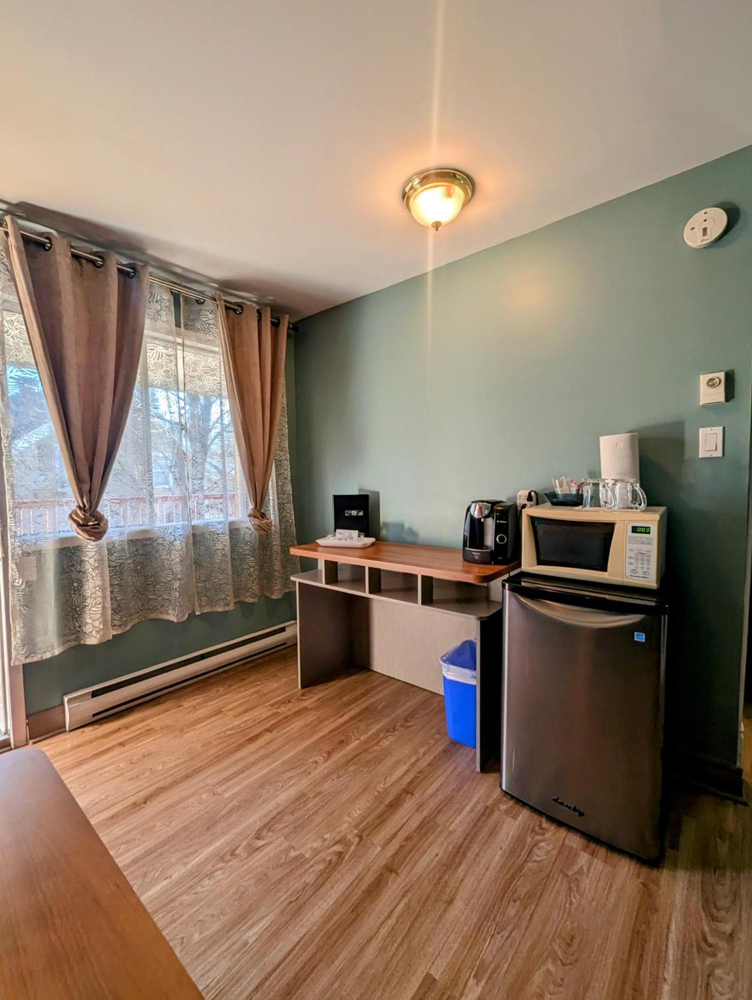 Motel Des Pentes Et Suites Saint-Sauveur ภายนอก รูปภาพ
