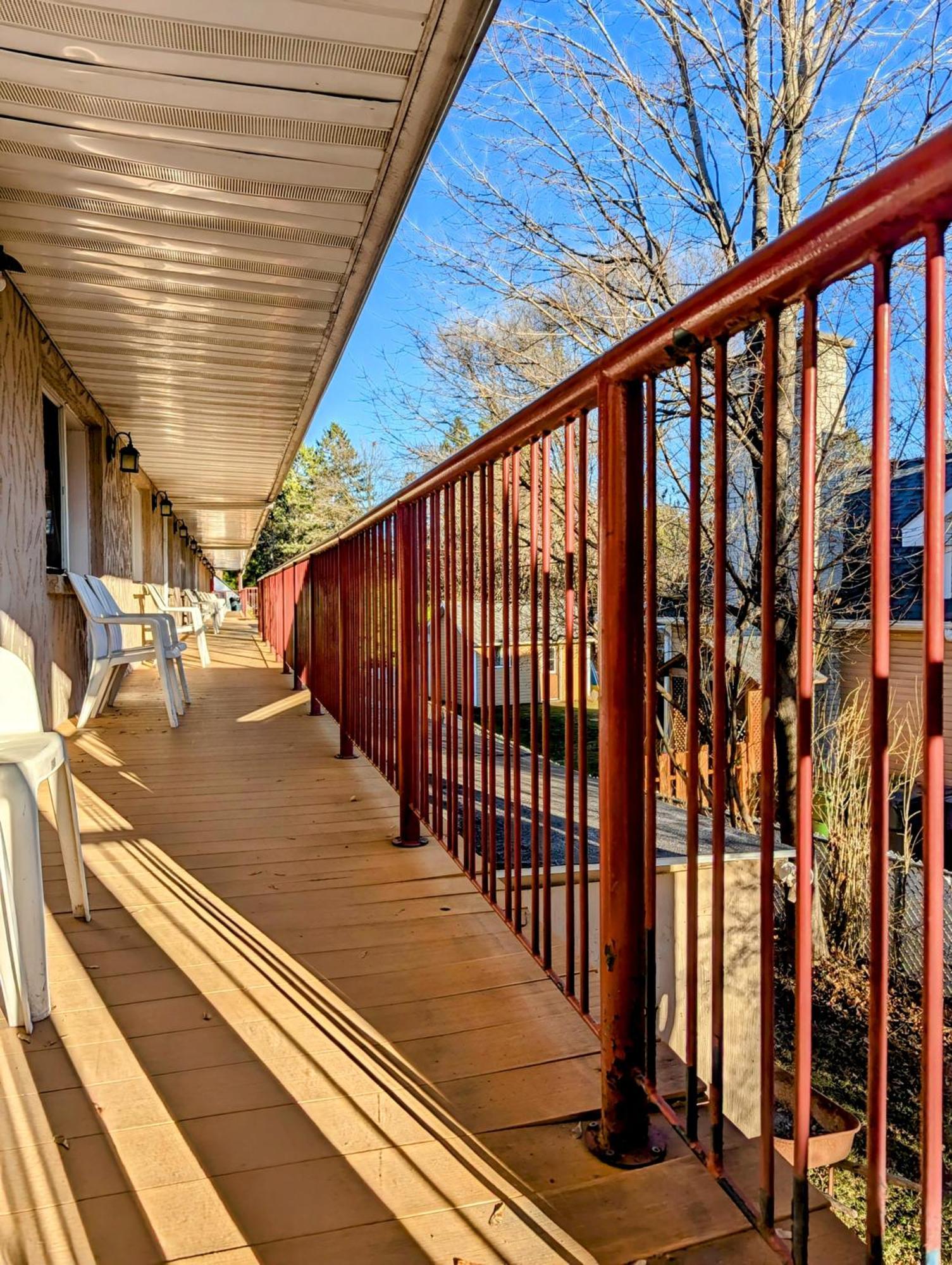 Motel Des Pentes Et Suites Saint-Sauveur ภายนอก รูปภาพ