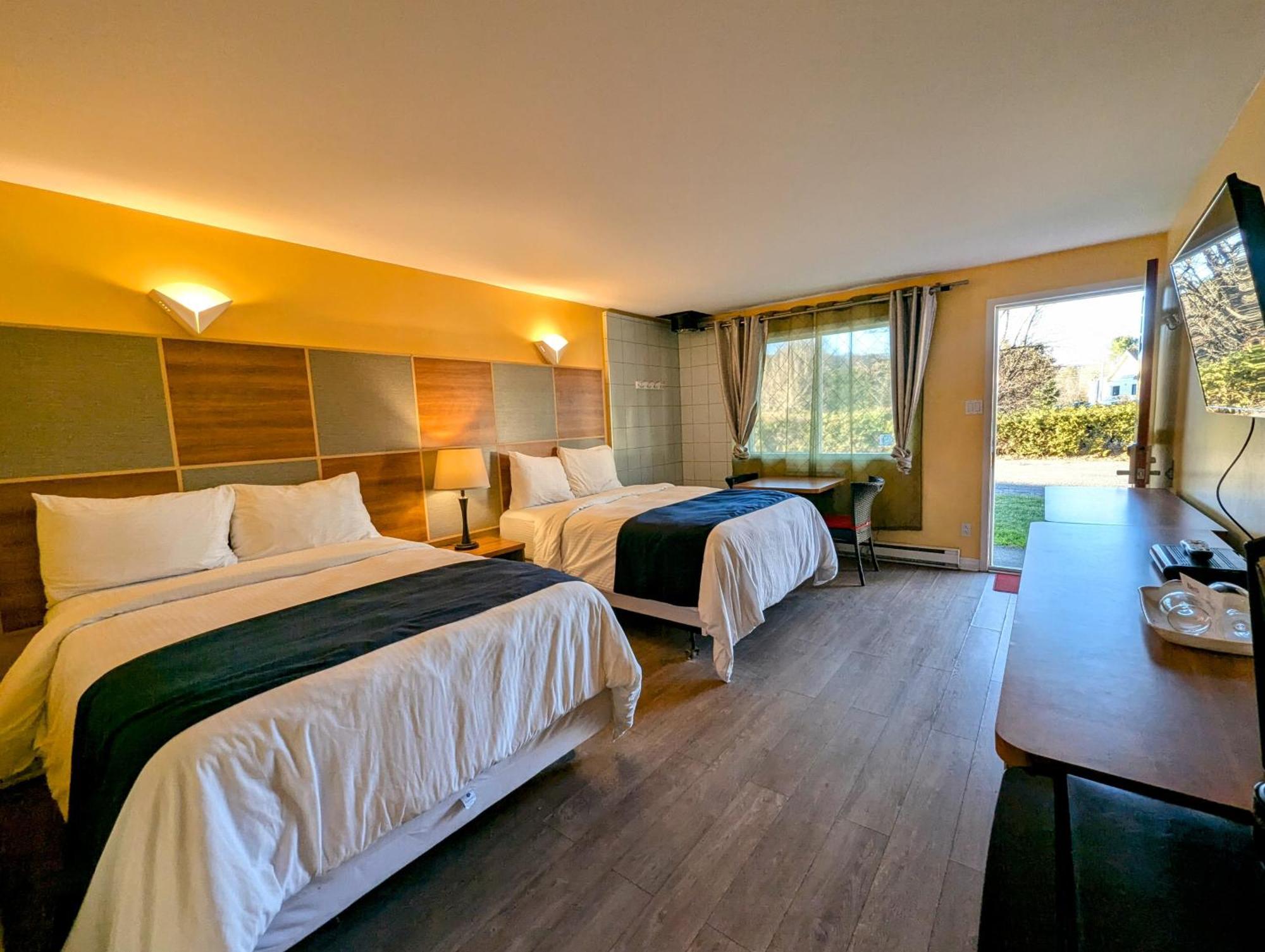 Motel Des Pentes Et Suites Saint-Sauveur ภายนอก รูปภาพ