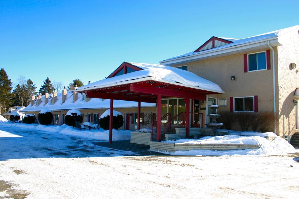 Motel Des Pentes Et Suites Saint-Sauveur ห้อง รูปภาพ